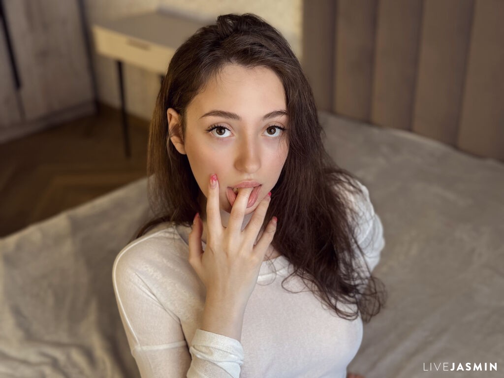 MiaQueenie live cam girl profile