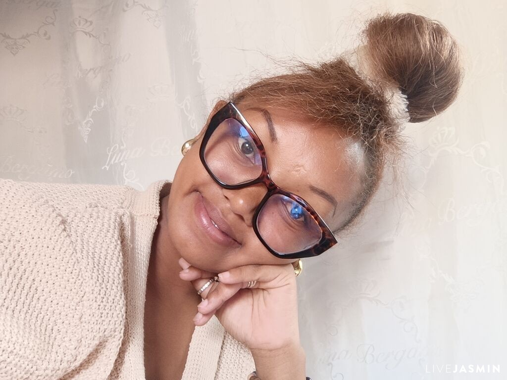 Browse Miadea live chat profile