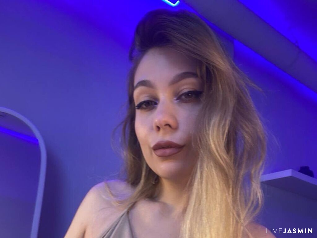 Browse MicheleMary live chat profile