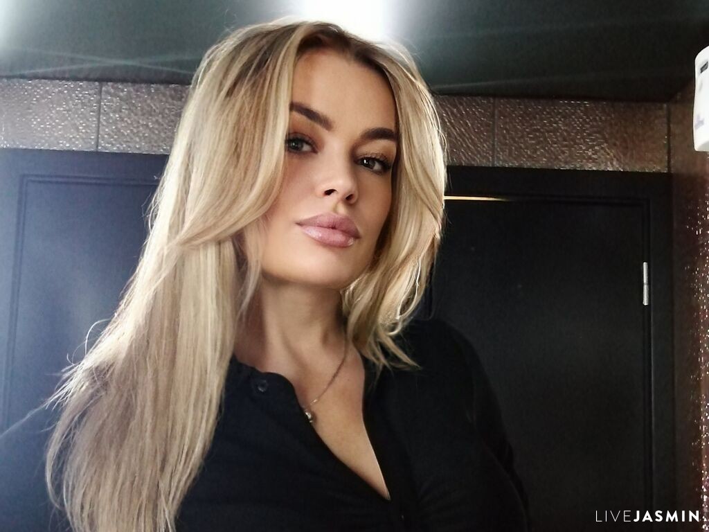 Browse MilenaBia live chat profile
