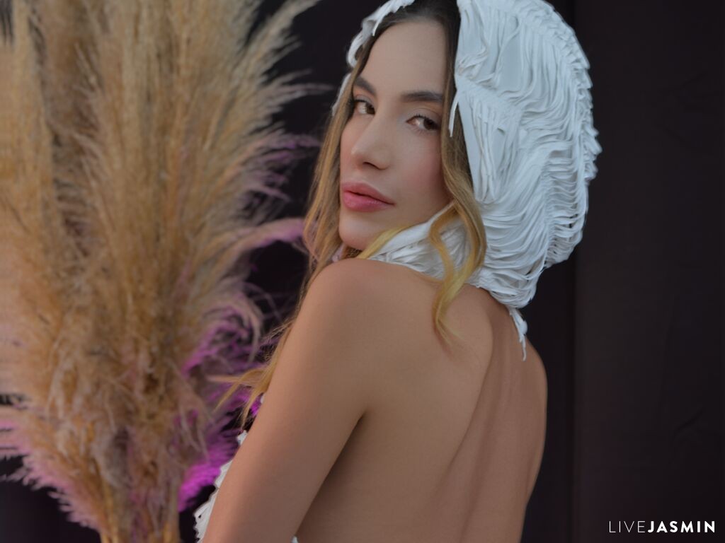 Live cam model MileysaCalisse