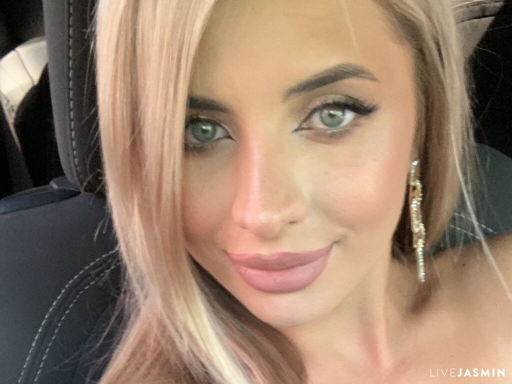 Browse MilissaOn live chat profile