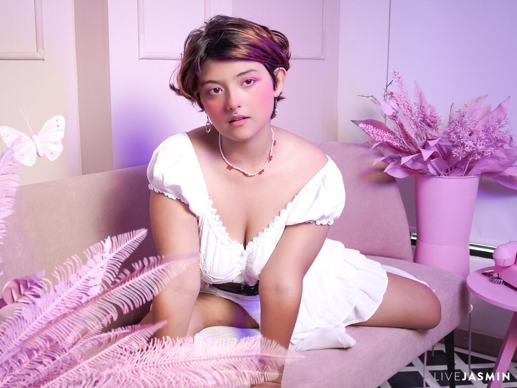 Browse MisakiWong live chat profile