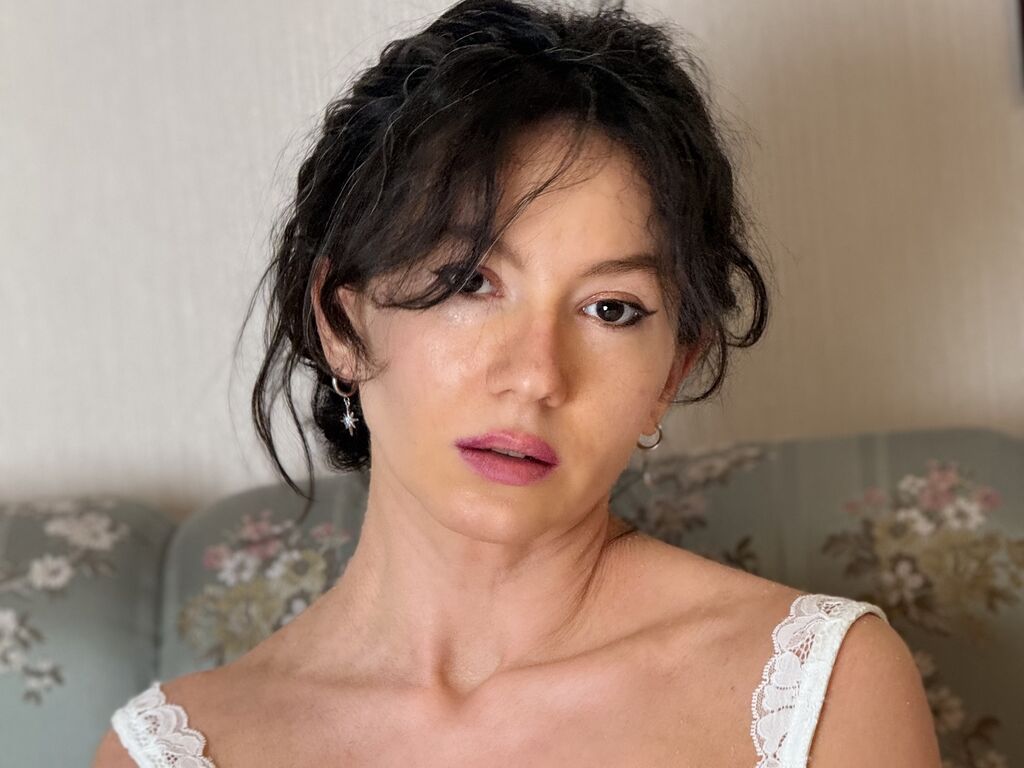 View MnemoZeina cam profile and live status