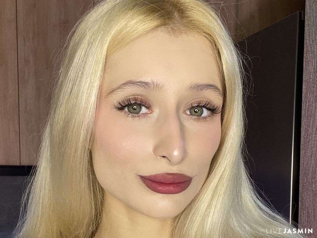 Live cam model MonicaBarbies