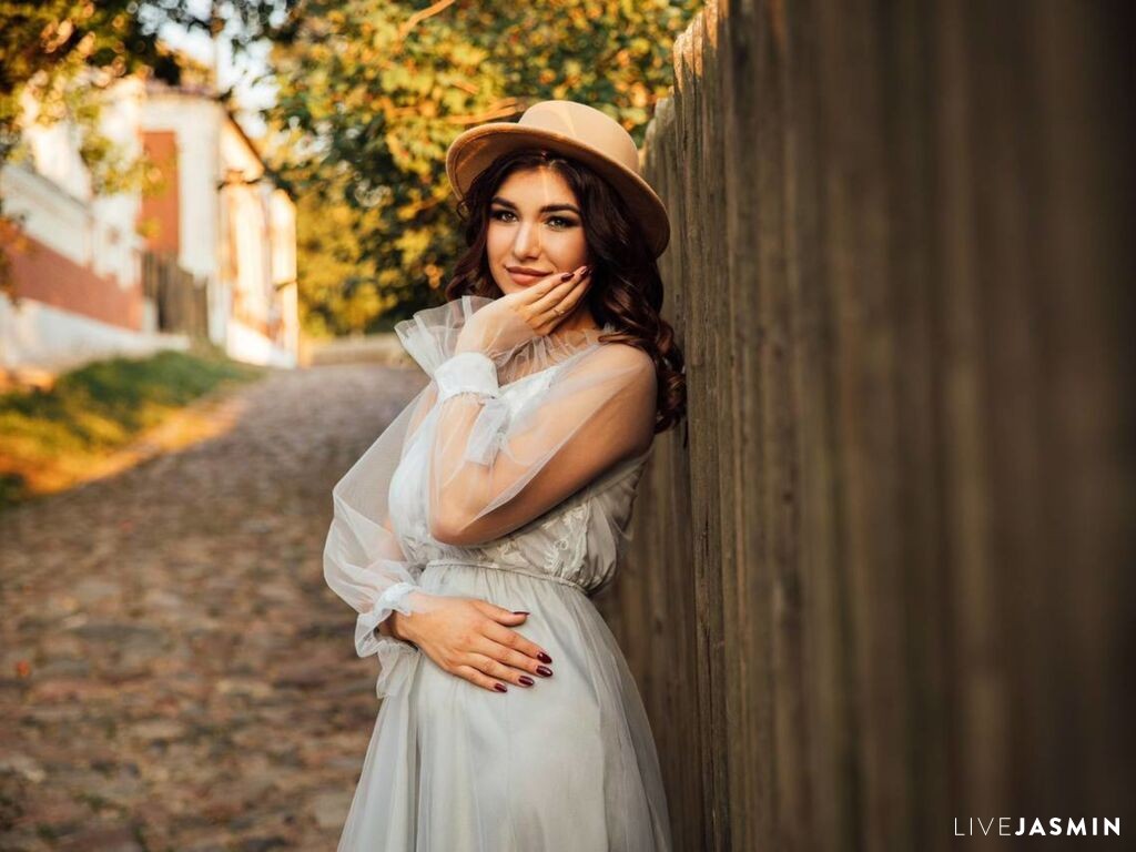Browse MonicaVii live chat profile