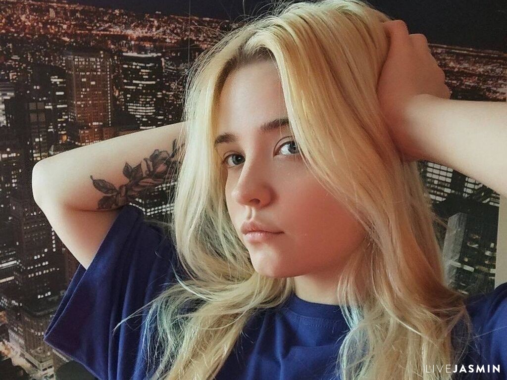 Live cam model MonnieMoniz