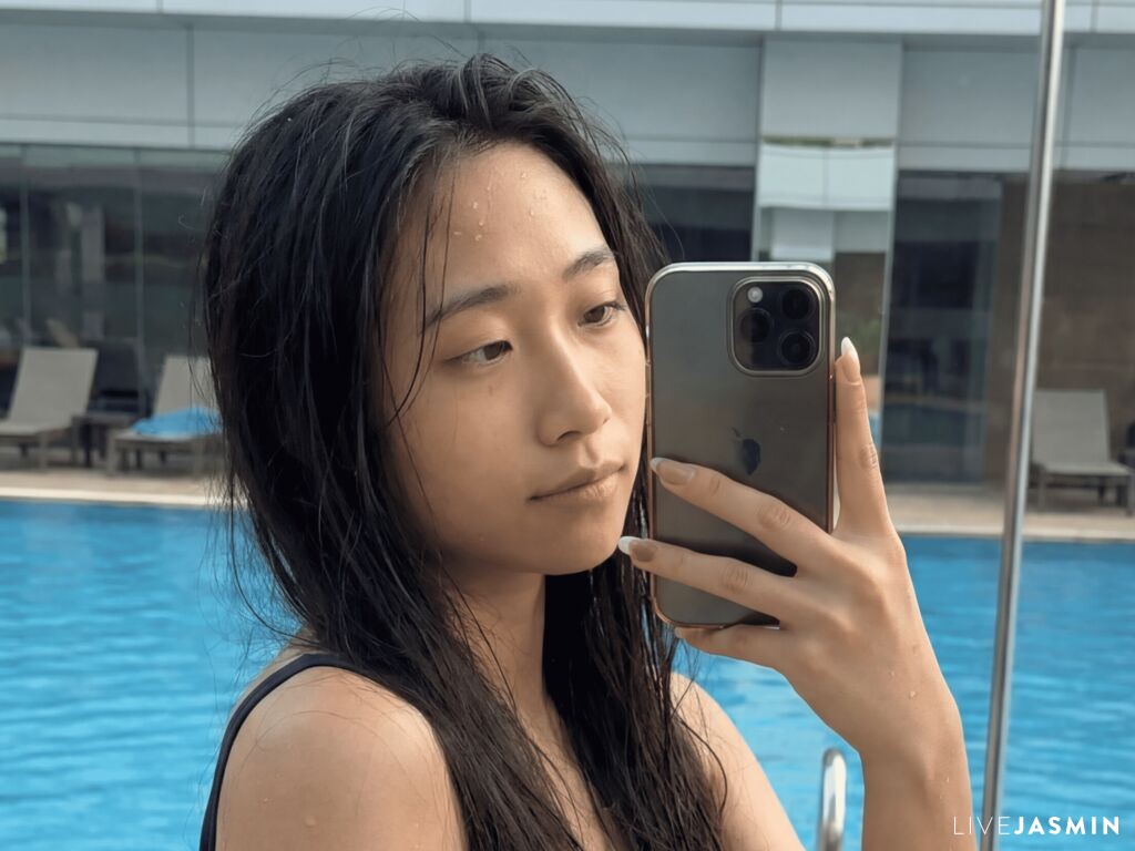 View MonserrateEgure cam profile and live status