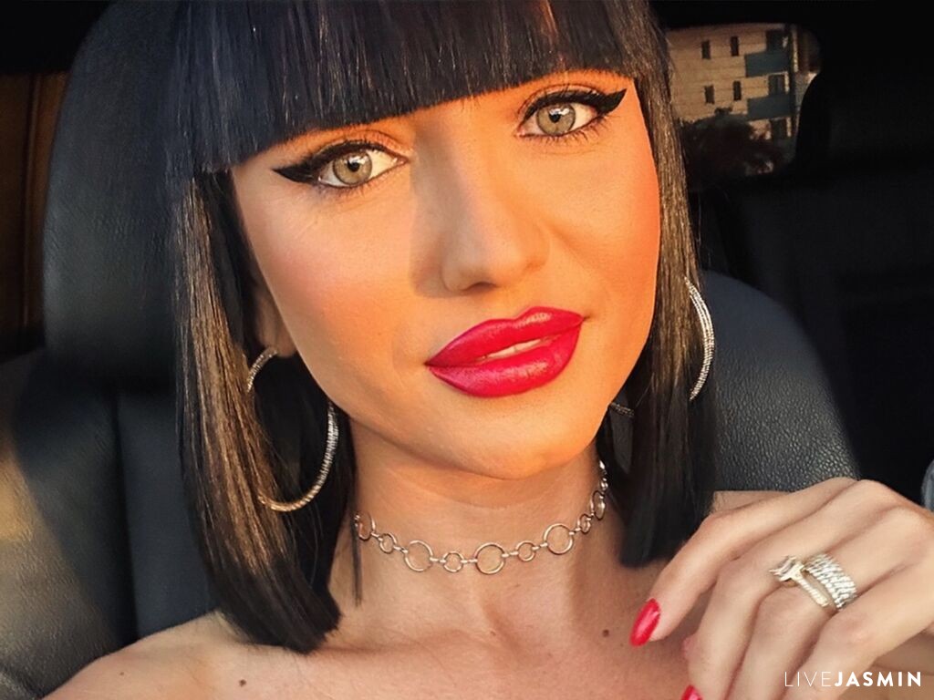 Browse MysticElly live chat profile