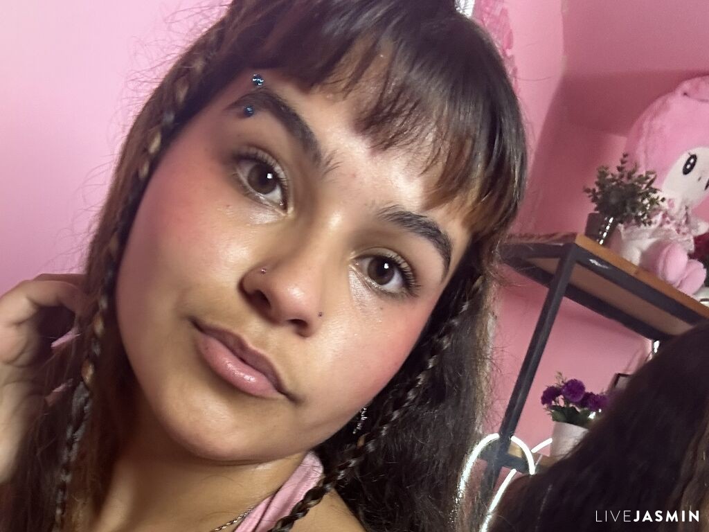 Browse NamiVelle live chat profile