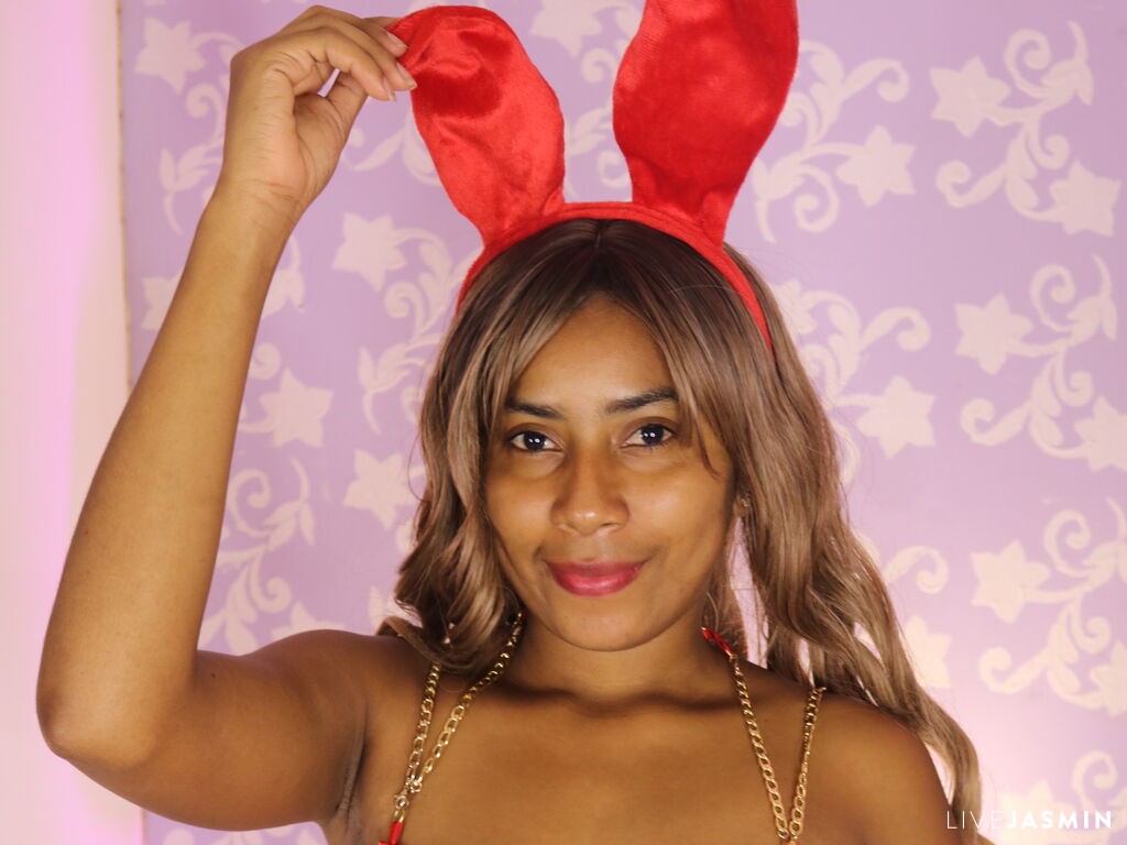 View NaomiMiller cam profile and live status