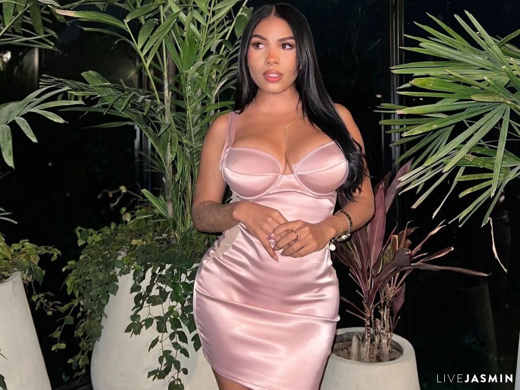 NaomiWest live cam girl profile