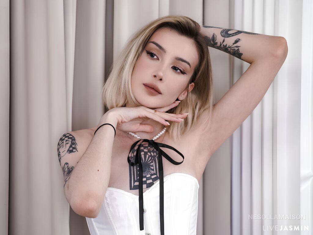 Live cam model NesollaMaison
