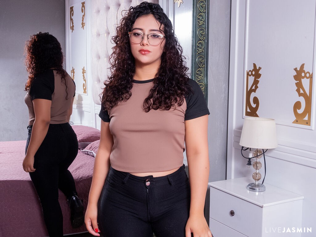 NicolleWest LiveJasmin model profile