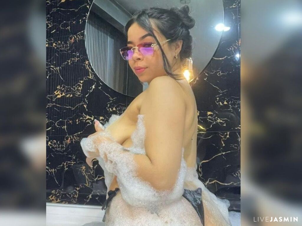NikoleEvans live cam girl profile
