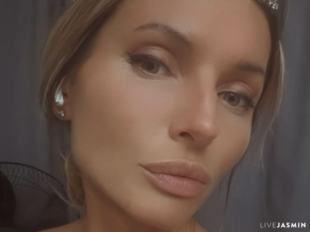 Browse NikoleMolly live chat profile