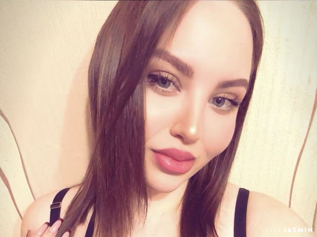 View NoemiLekas cam profile and live status