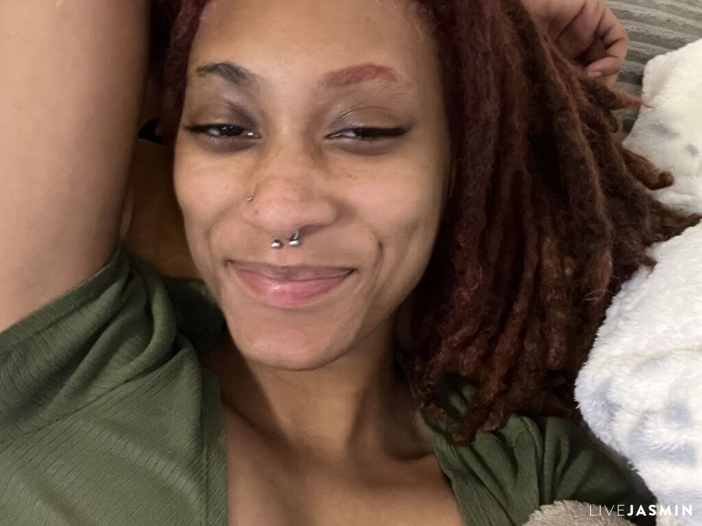 View NylaBrooke cam profile and live status