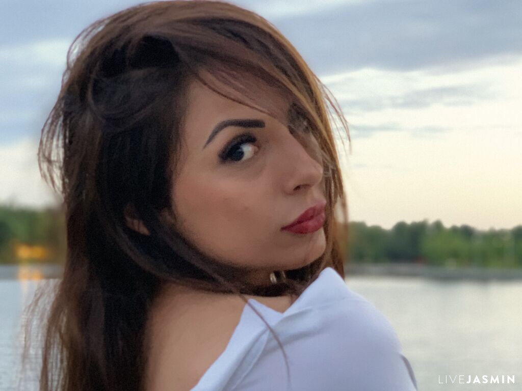View OliviaLarson cam profile and live status
