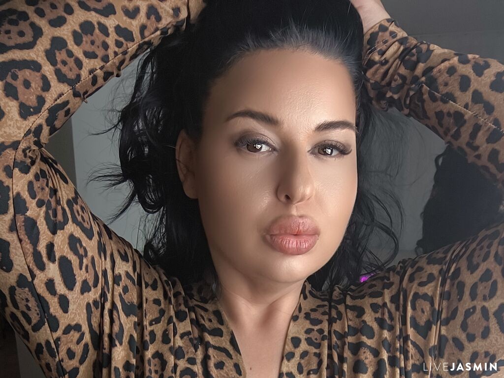 Browse OliviaThea live chat profile