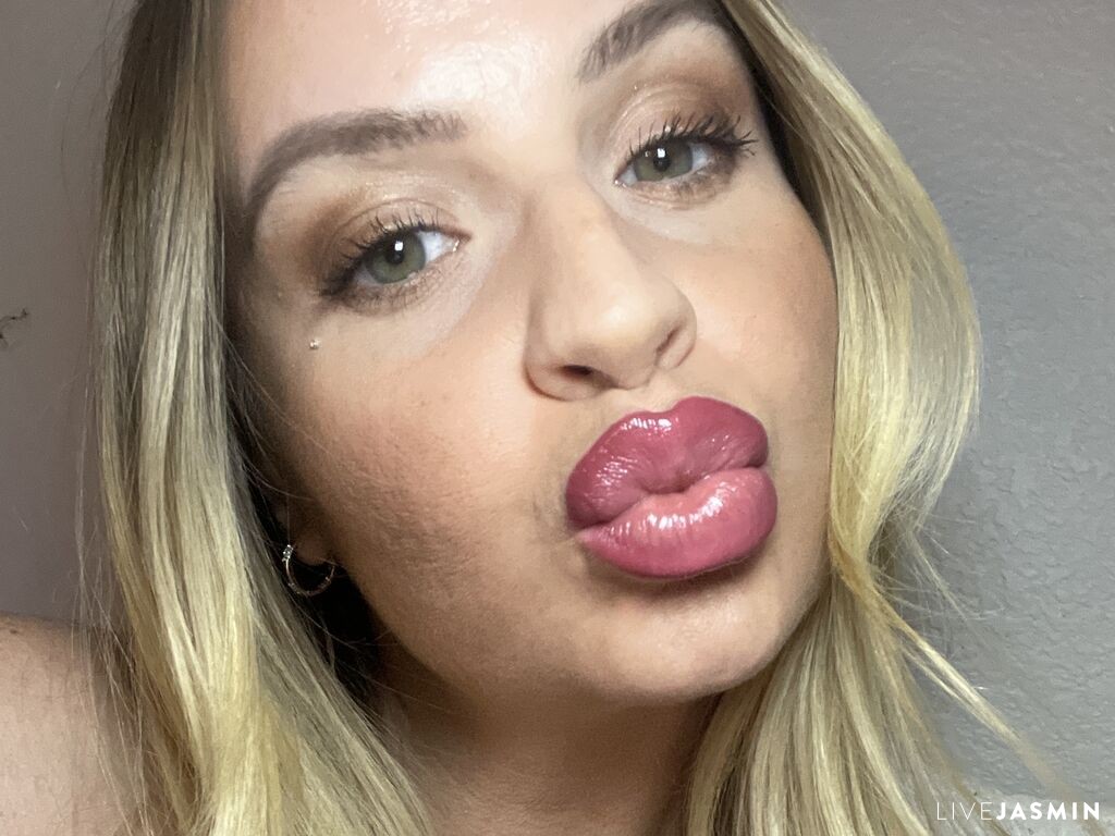 Live cam model PeachyyBunnyy