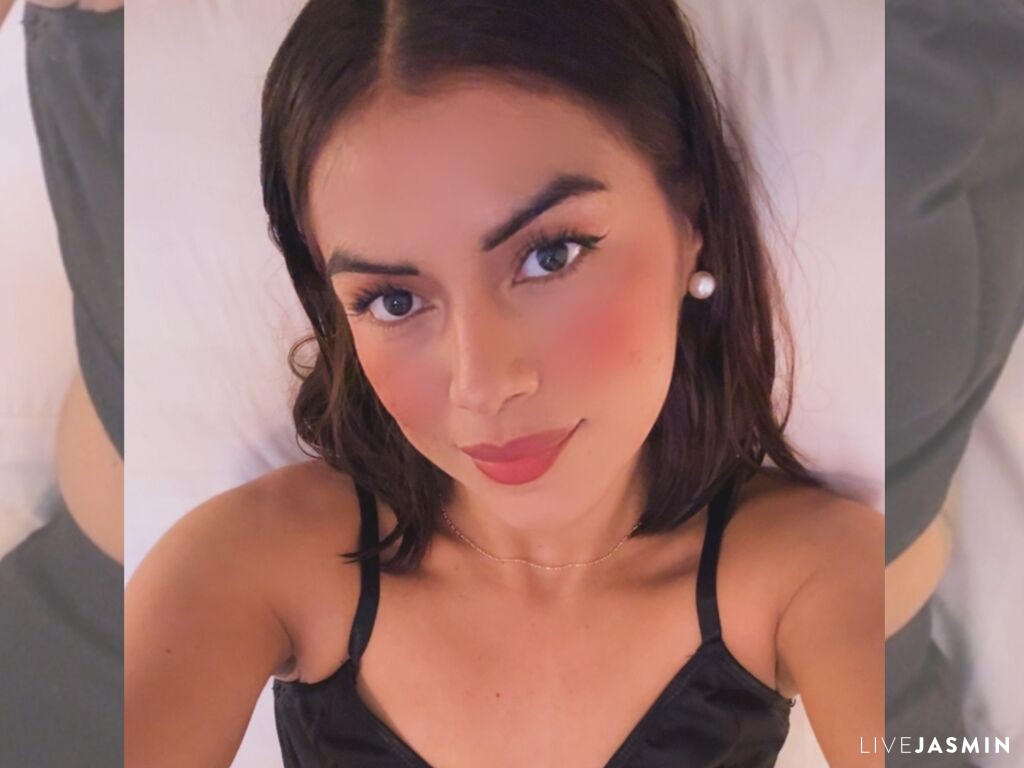 Live cam model PerlaMon