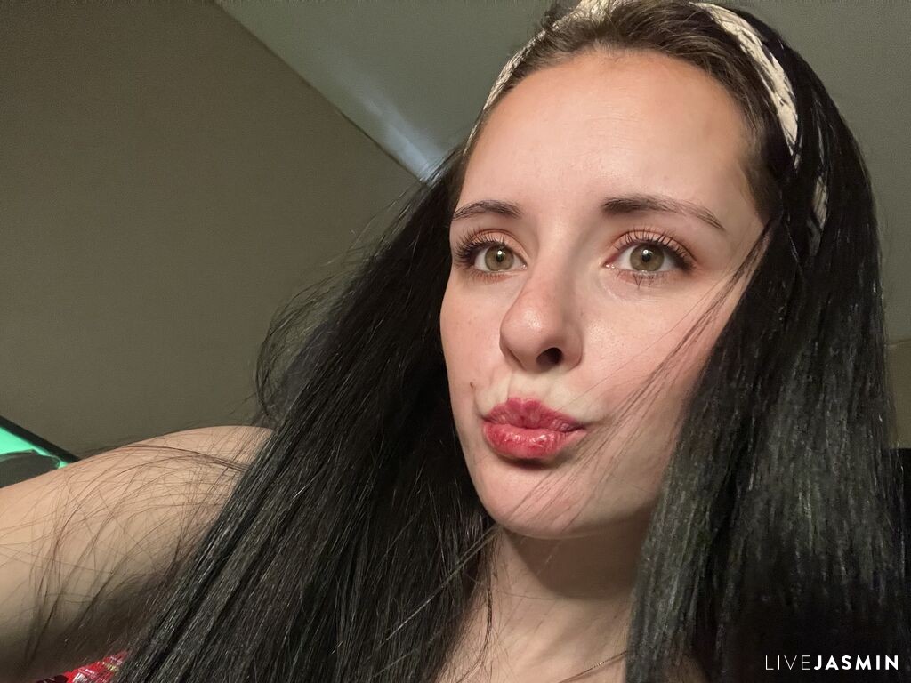 View RainElaine cam profile and live status