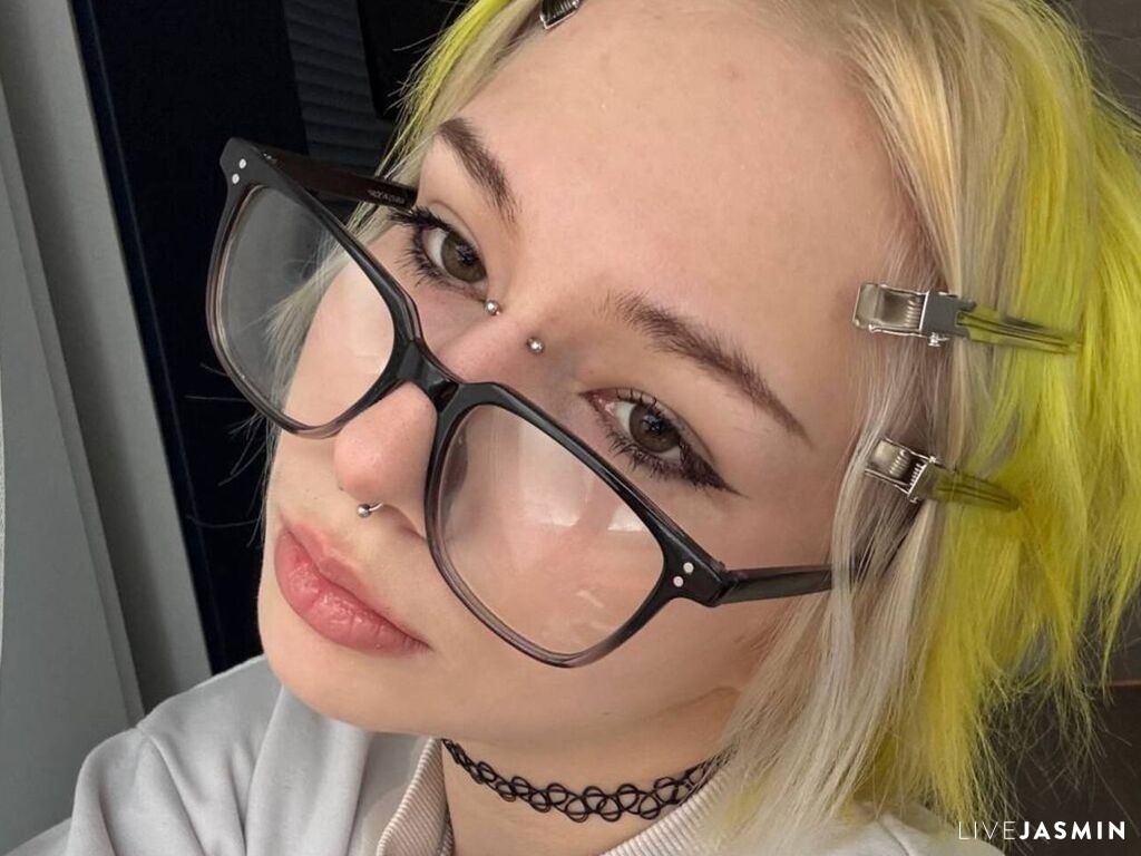 Browse RavenSharples live chat profile