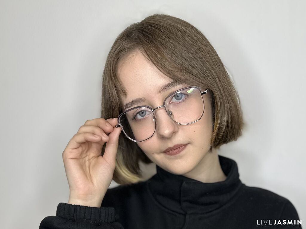 Featured LiveJasmin cam girl profile: ReginiaHolbein