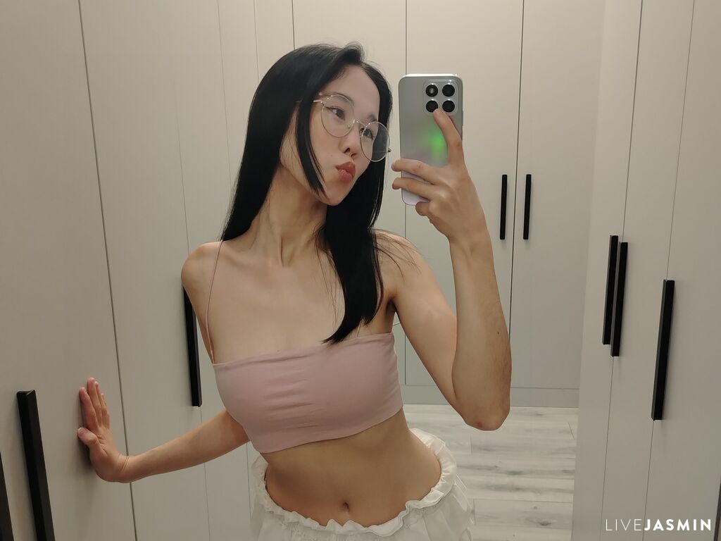 Browse ReinaChann live chat profile