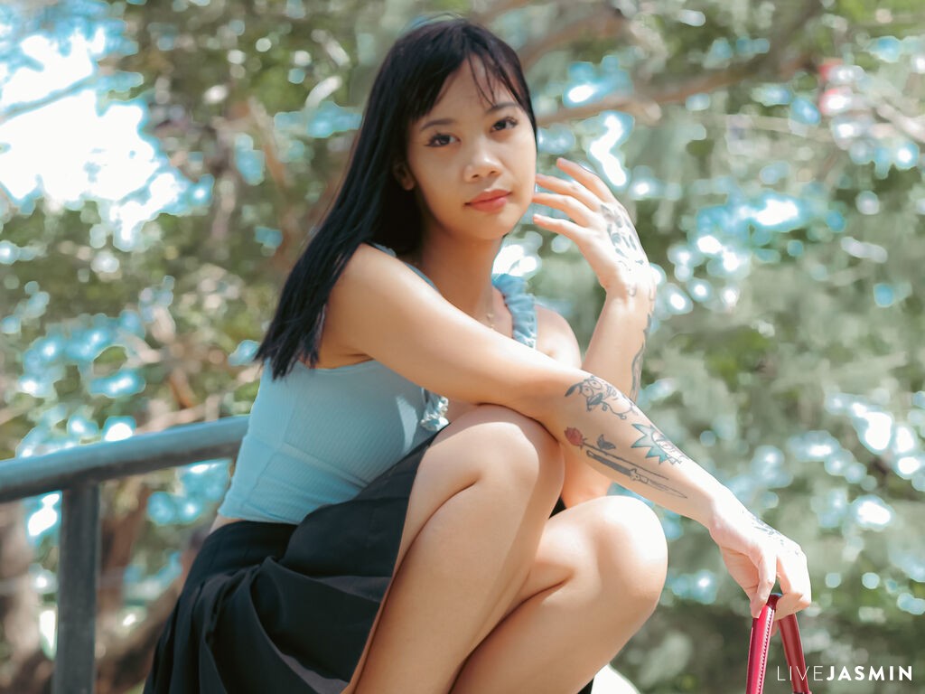 Browse RheaRose live chat profile