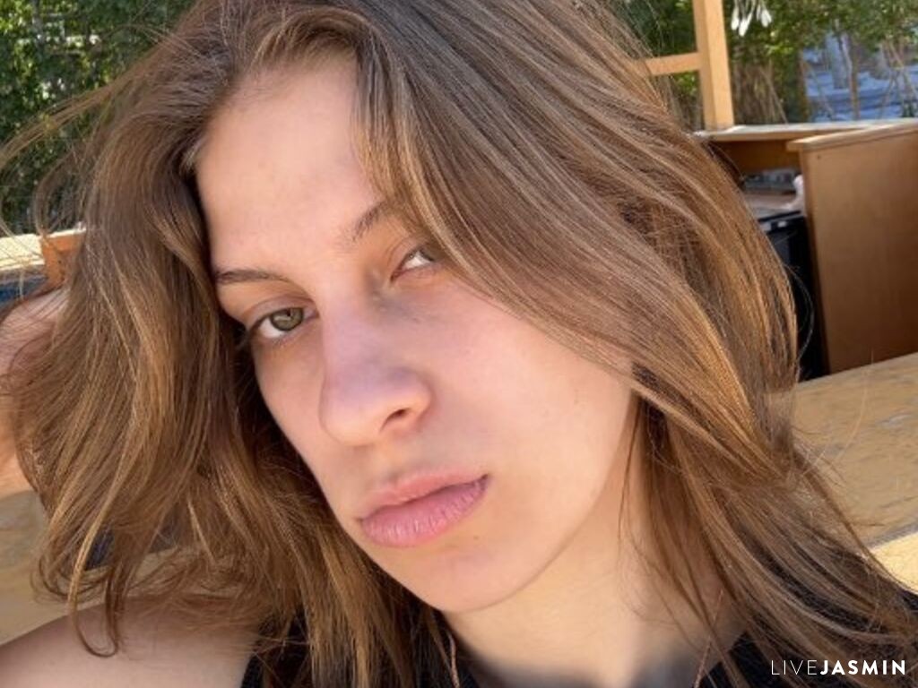 View RhiannonLinko cam profile and live status