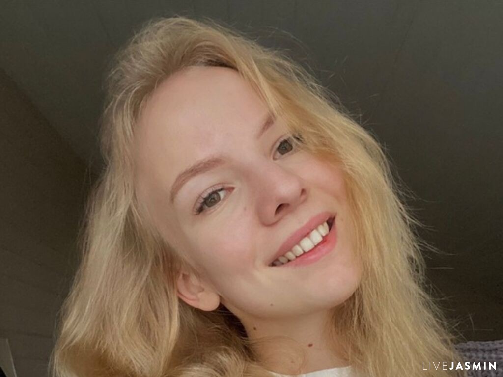 Browse RonaFichtner live chat profile