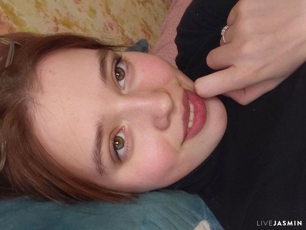 Browse RosalieKukene live chat profile