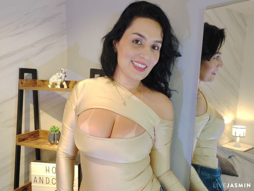 Live cam model RoseVergara