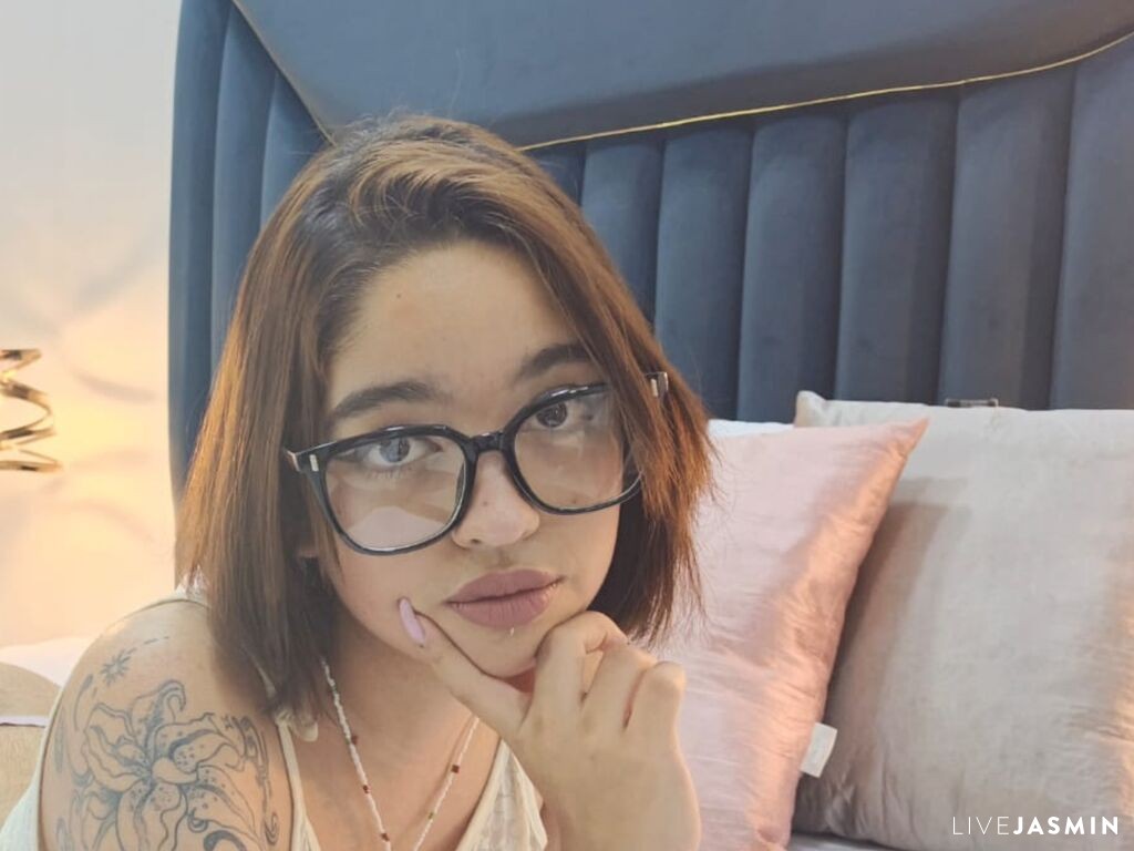 Browse RosseLynn live chat profile