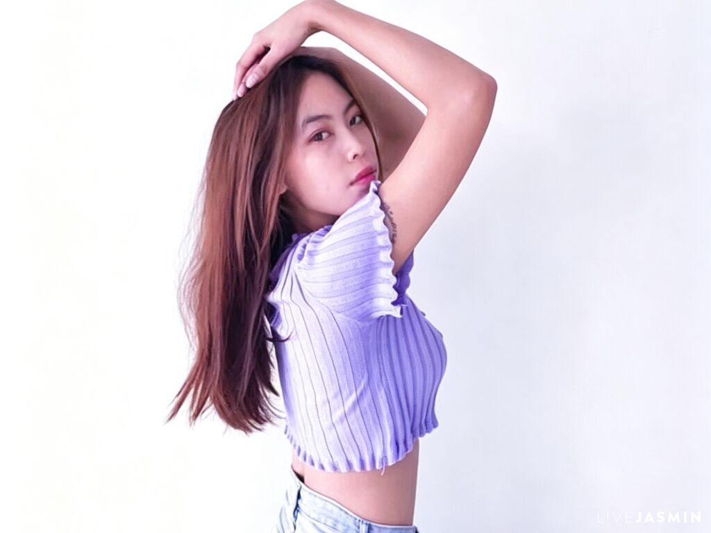 Browse RowenaYan live chat profile