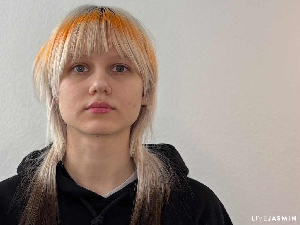 Browse RoxannBlum live chat profile