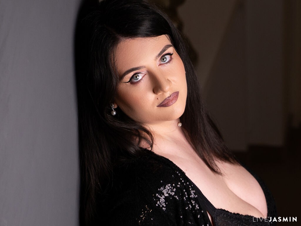 Live cam model SashaGale