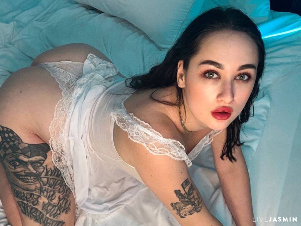 Live cam model SashaKrause