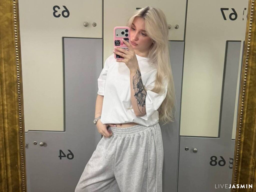 Live cam model ScarlettAndreula