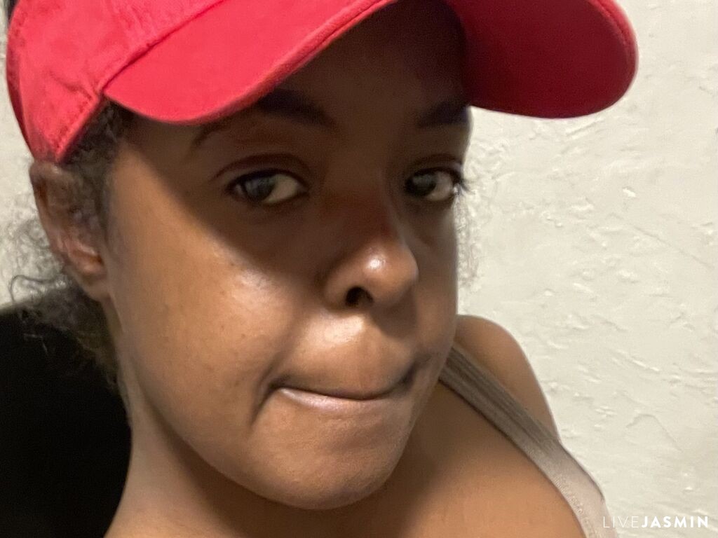 Live cam model SeaBaddieGoddess