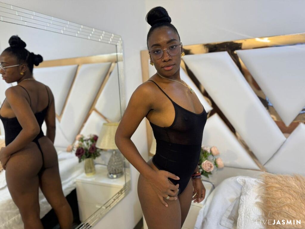 Featured LiveJasmin cam girl profile: SelenaMaize