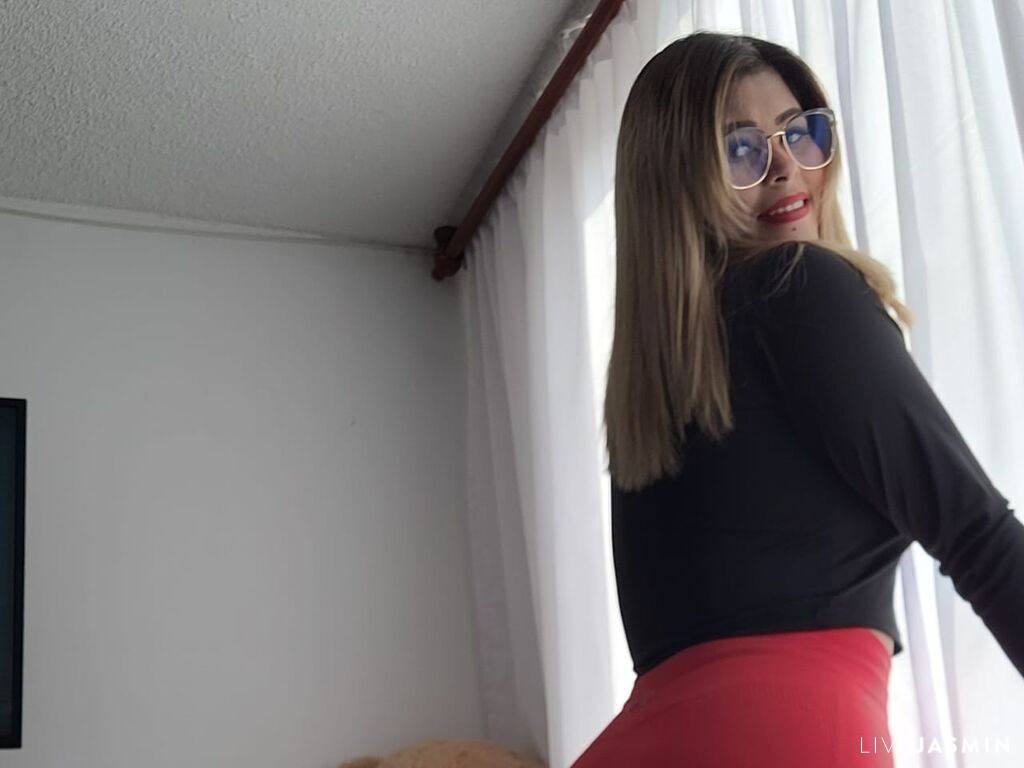 Live cam model SharlottTorres