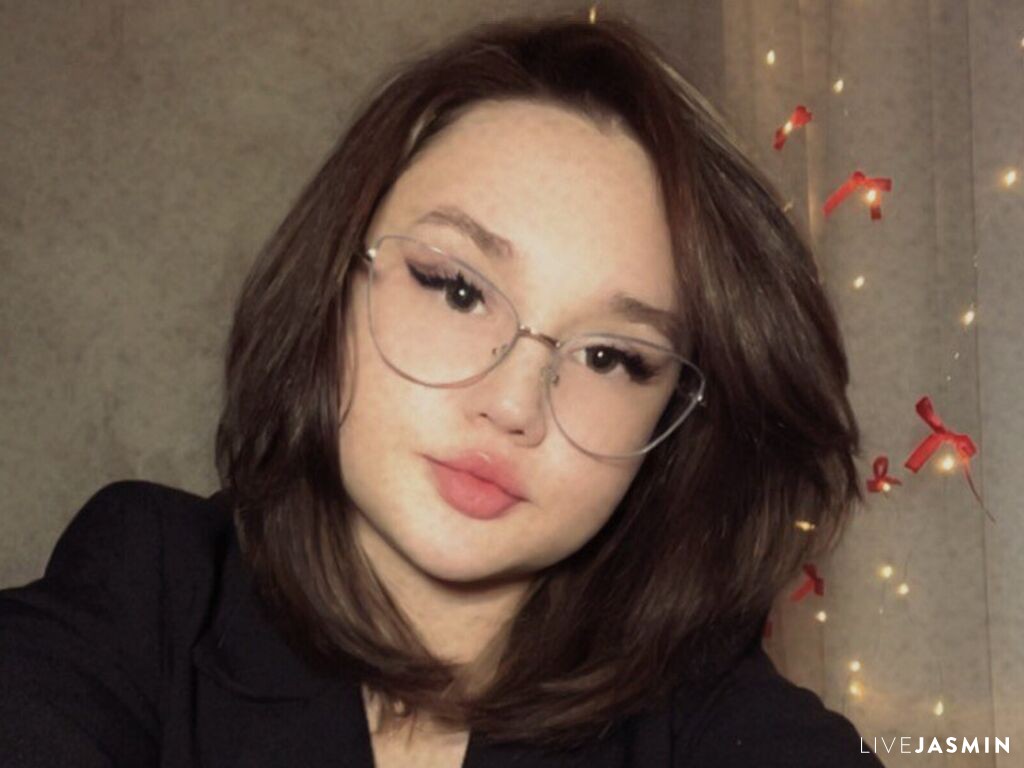 Live cam model ShielaQuam