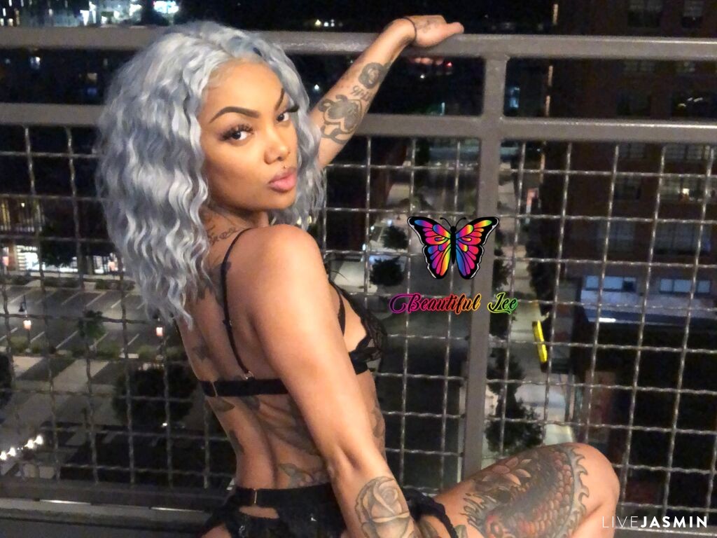 Live cam model SimoneeMunyun