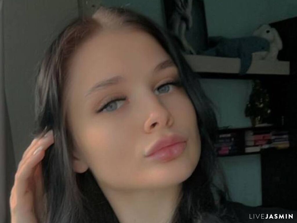 SkinyJoy live cam girl profile