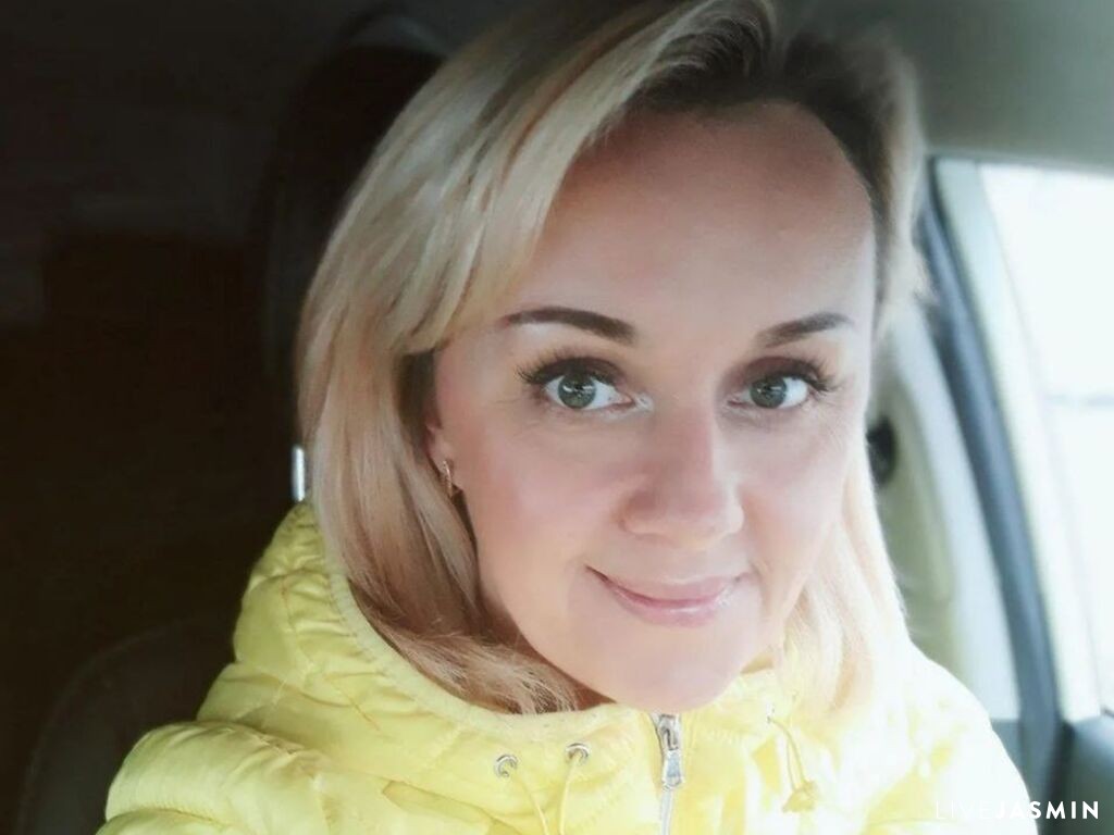 Live cam model SkyKuper