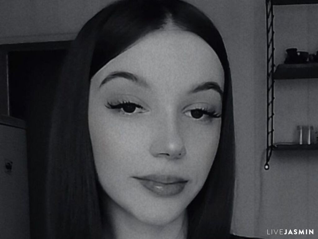 Live cam model SoilaHoyles