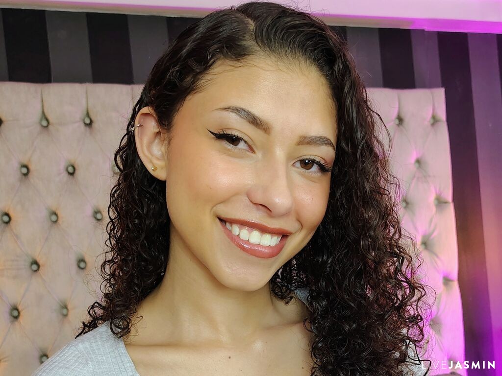 Live cam model SophiaLuthor